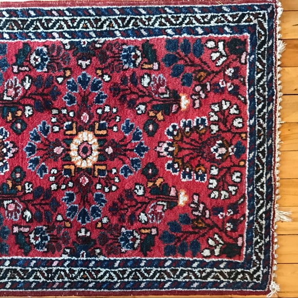 Vintage Other - VTG Sarouk Vase Pattern Accent Rug
